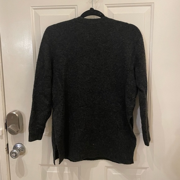 Hm dark gray long sweater top XS Soft 
this top is long enough to cover my butt - Picture 3 of 5